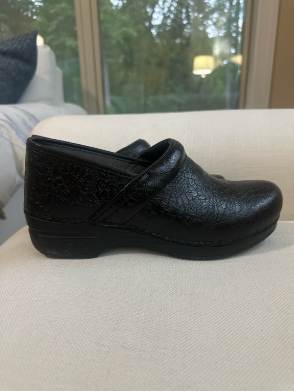 Dansko Black Floral Tooled Leather Clogs Women’s Size 9 Comfort Work Shoes